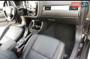 Внедорожник / Кроссовер Mitsubishi Outlander 2014 в 