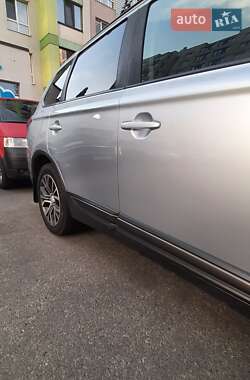 Позашляховик / Кросовер Mitsubishi Outlander 2016 в 