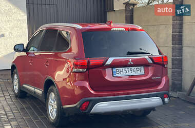 Внедорожник / Кроссовер Mitsubishi Outlander 2018 в 