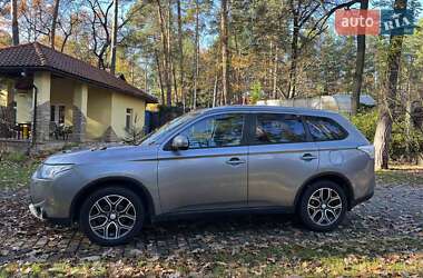 Внедорожник / Кроссовер Mitsubishi Outlander 2014 в 