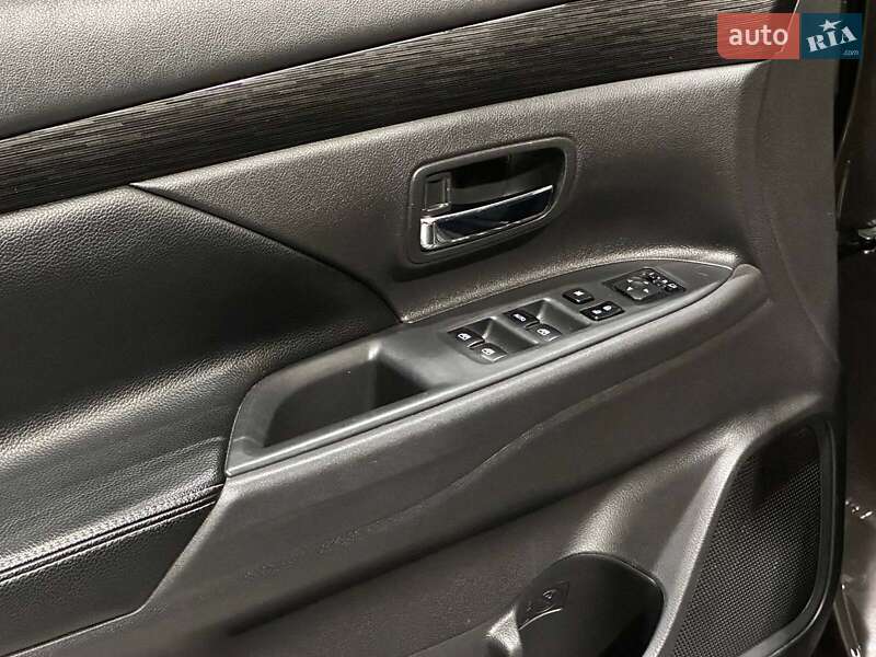 Внедорожник / Кроссовер Mitsubishi Outlander 2015 в Одессе