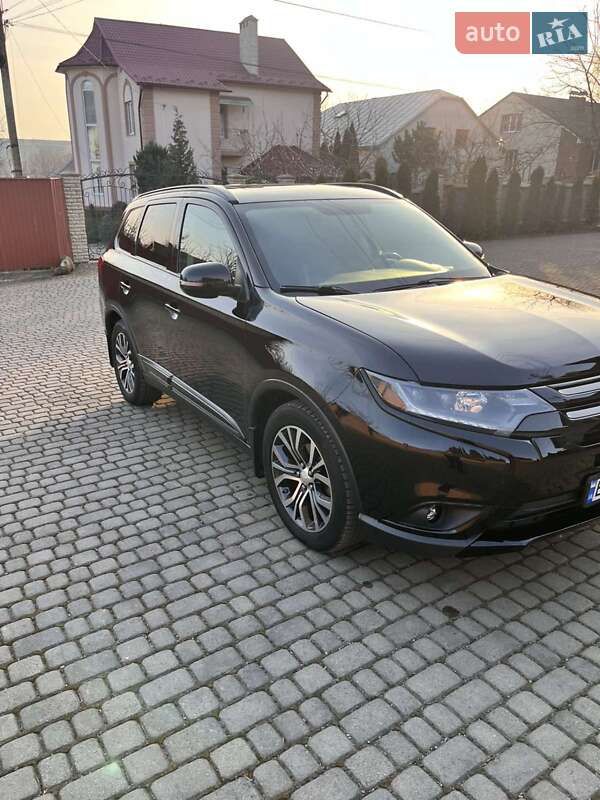 Внедорожник / Кроссовер Mitsubishi Outlander 2016 в 