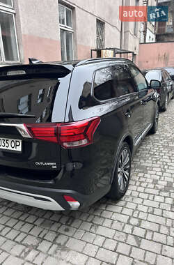 Позашляховик / Кросовер Mitsubishi Outlander 2019 в 