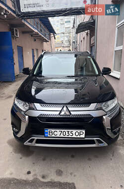 Позашляховик / Кросовер Mitsubishi Outlander 2019 в 