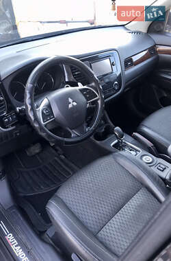 Внедорожник / Кроссовер Mitsubishi Outlander 2014 в 