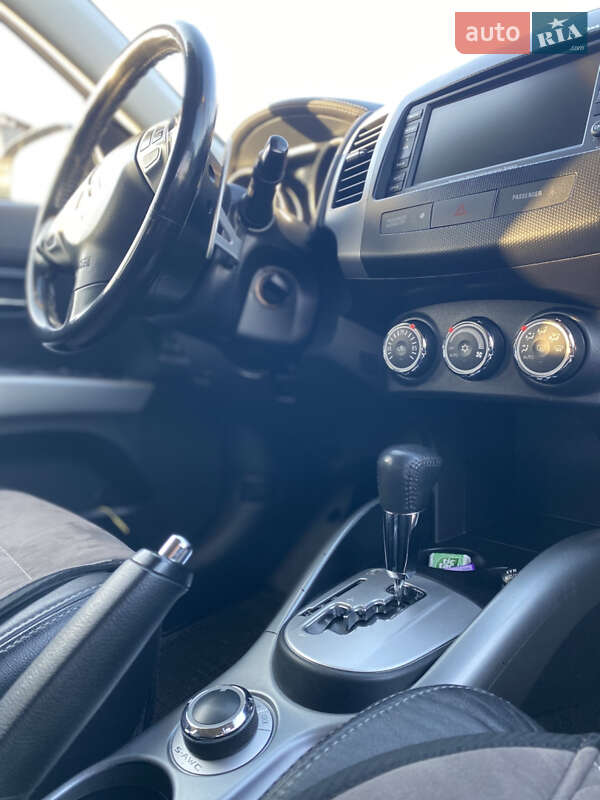 Позашляховик / Кросовер Mitsubishi Outlander 2010 в Житомирі