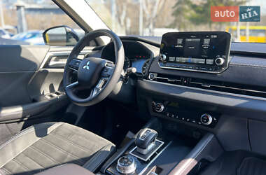 Внедорожник / Кроссовер Mitsubishi Outlander 2022 в 