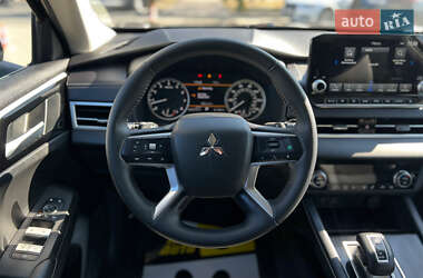 Внедорожник / Кроссовер Mitsubishi Outlander 2022 в 