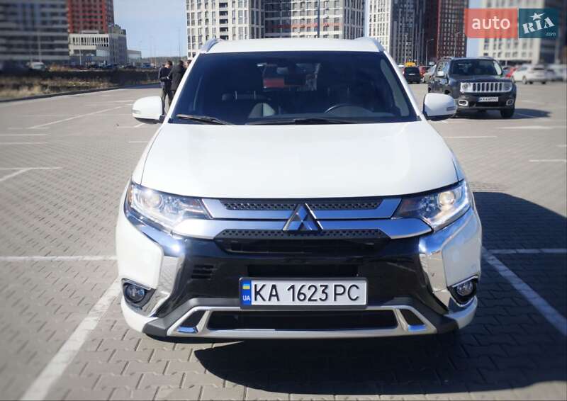 Позашляховик / Кросовер Mitsubishi Outlander 2019 в Києві
