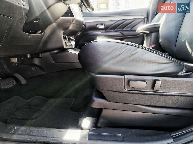 Позашляховик / Кросовер Mitsubishi Outlander 2019 в Києві