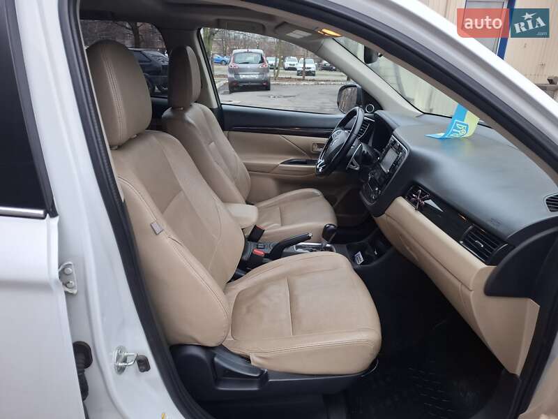 Позашляховик / Кросовер Mitsubishi Outlander 2016 в Полтаві