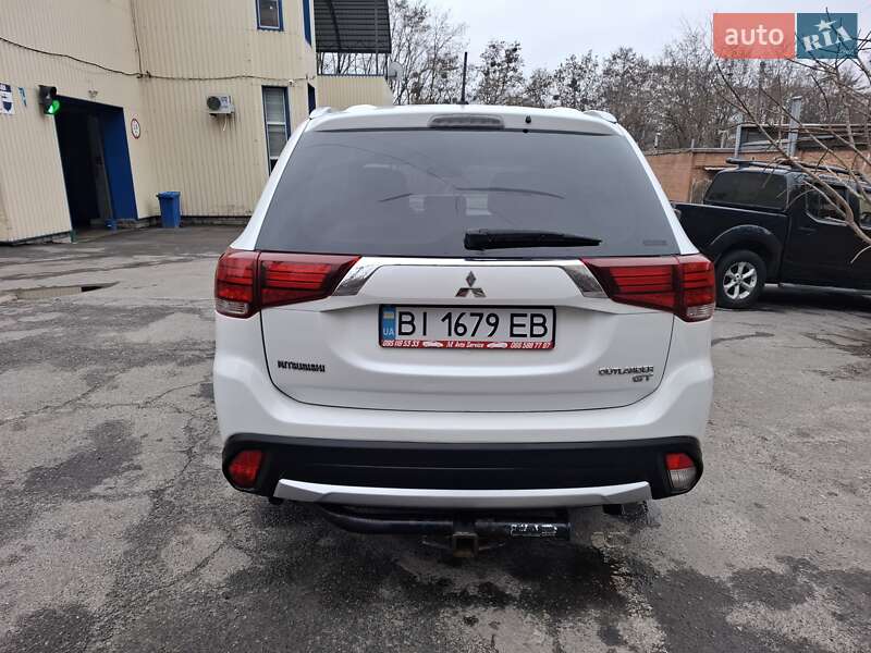 Позашляховик / Кросовер Mitsubishi Outlander 2016 в Полтаві