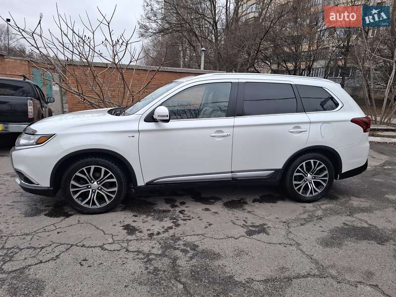 Позашляховик / Кросовер Mitsubishi Outlander 2016 в Полтаві