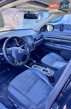 Позашляховик / Кросовер Mitsubishi Outlander 2019 в 