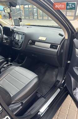 Позашляховик / Кросовер Mitsubishi Outlander 2014 в 
