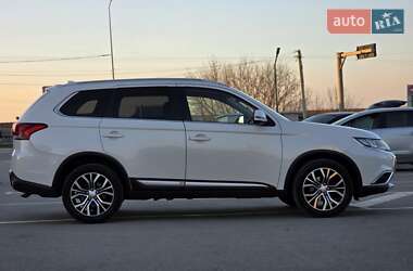 Внедорожник / Кроссовер Mitsubishi Outlander 2016 в 