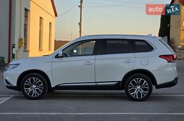 Внедорожник / Кроссовер Mitsubishi Outlander 2016 в 