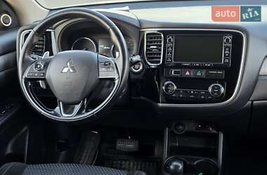 Внедорожник / Кроссовер Mitsubishi Outlander 2016 в 
