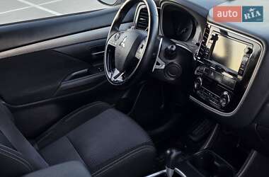 Внедорожник / Кроссовер Mitsubishi Outlander 2016 в 