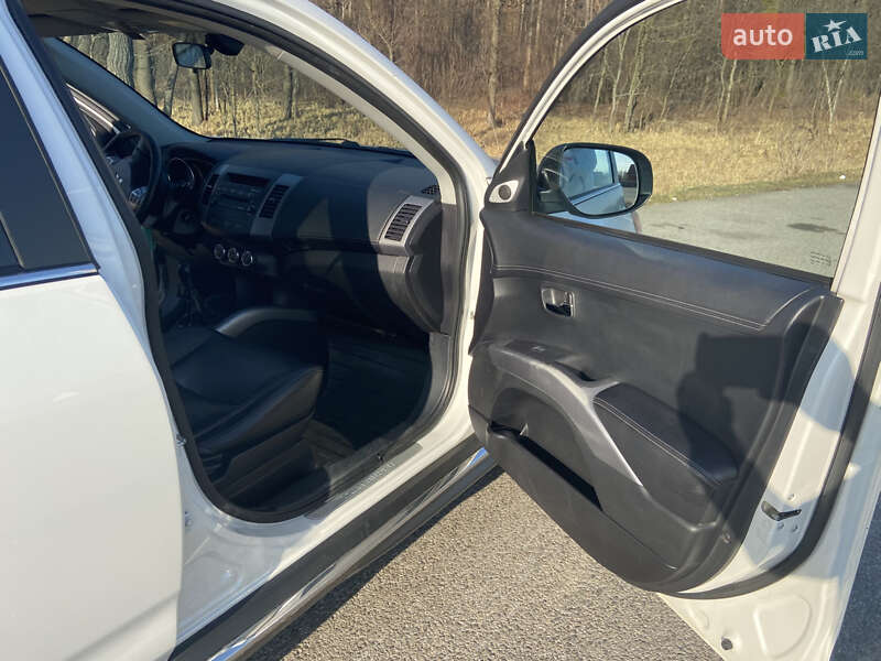 Позашляховик / Кросовер Mitsubishi Outlander 2010 в Житомирі