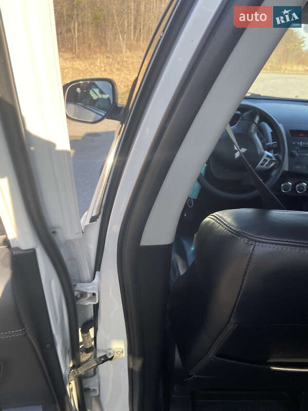 Позашляховик / Кросовер Mitsubishi Outlander 2010 в Житомирі