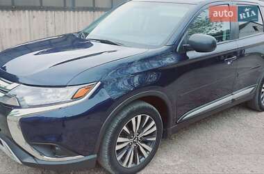 Внедорожник / Кроссовер Mitsubishi Outlander 2020 в 
