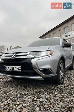 Позашляховик / Кросовер Mitsubishi Outlander 2016 в 
