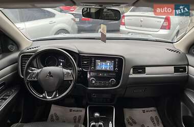 Позашляховик / Кросовер Mitsubishi Outlander 2016 в 