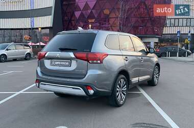 Позашляховик / Кросовер Mitsubishi Outlander 2019 в 