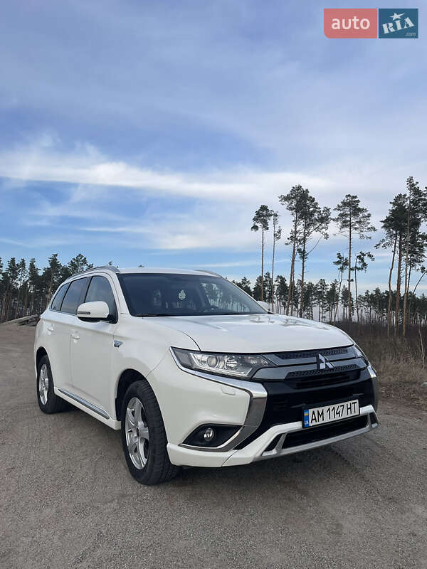 Позашляховик / Кросовер Mitsubishi Outlander 2019 в 