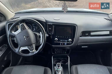 Позашляховик / Кросовер Mitsubishi Outlander 2019 в 
