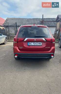 Внедорожник / Кроссовер Mitsubishi Outlander 2017 в 
