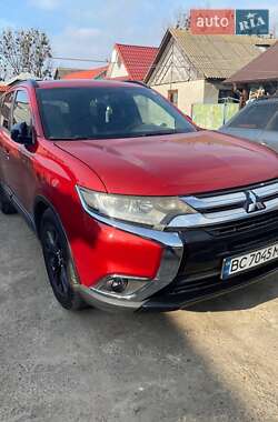 Внедорожник / Кроссовер Mitsubishi Outlander 2017 в 