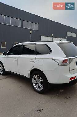 Внедорожник / Кроссовер Mitsubishi Outlander 2013 в 