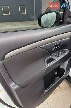 Внедорожник / Кроссовер Mitsubishi Outlander 2013 в 