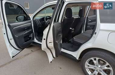 Внедорожник / Кроссовер Mitsubishi Outlander 2013 в 