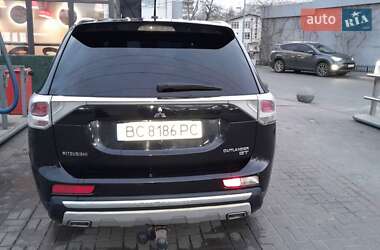 Позашляховик / Кросовер Mitsubishi Outlander 2014 в 