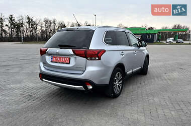 Внедорожник / Кроссовер Mitsubishi Outlander 2016 в 