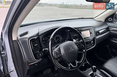 Внедорожник / Кроссовер Mitsubishi Outlander 2016 в 