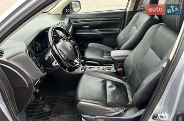 Внедорожник / Кроссовер Mitsubishi Outlander 2016 в 
