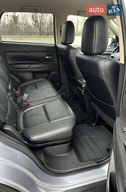 Внедорожник / Кроссовер Mitsubishi Outlander 2016 в 