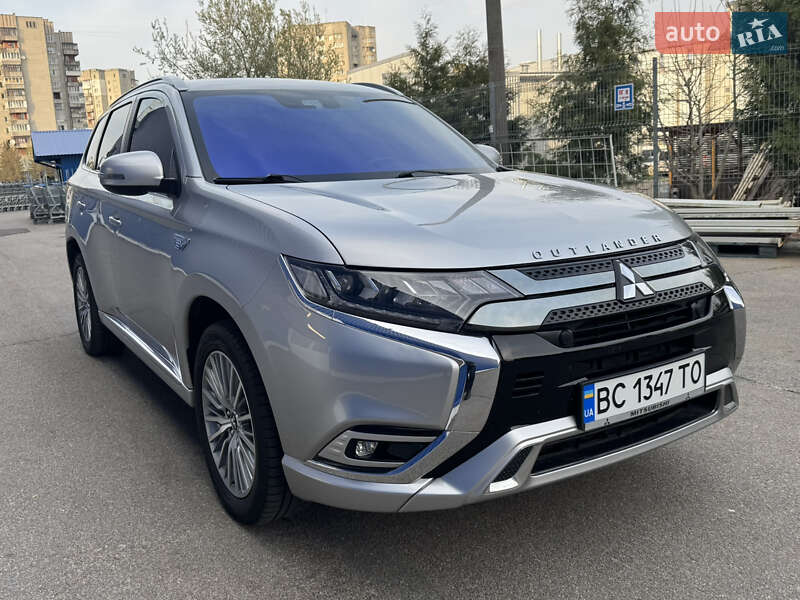 Позашляховик / Кросовер Mitsubishi Outlander 2020 в Львові