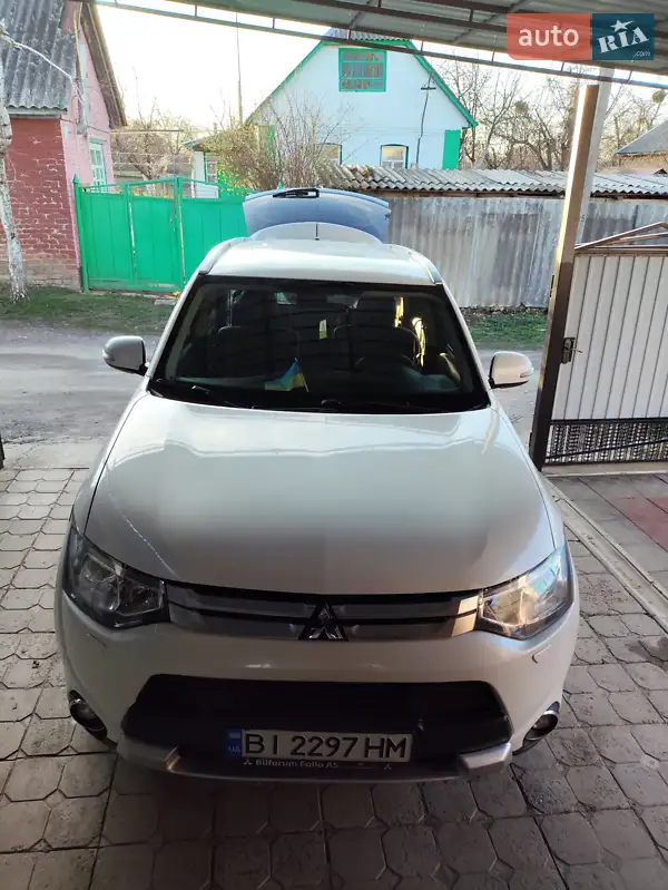 Позашляховик / Кросовер Mitsubishi Outlander 2014 в 