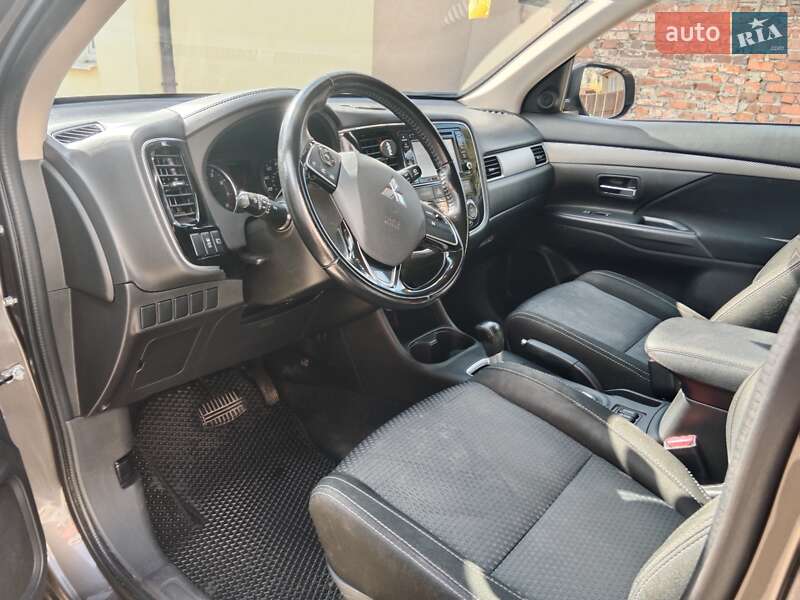 Позашляховик / Кросовер Mitsubishi Outlander 2016 в Львові