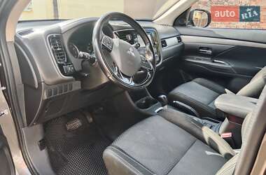 Внедорожник / Кроссовер Mitsubishi Outlander 2016 в 