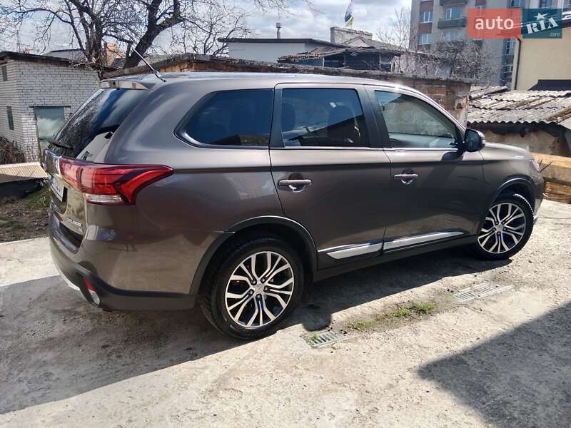 Позашляховик / Кросовер Mitsubishi Outlander 2016 в Львові
