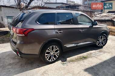 Внедорожник / Кроссовер Mitsubishi Outlander 2016 в 