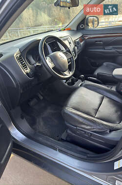 Позашляховик / Кросовер Mitsubishi Outlander 2013 в 