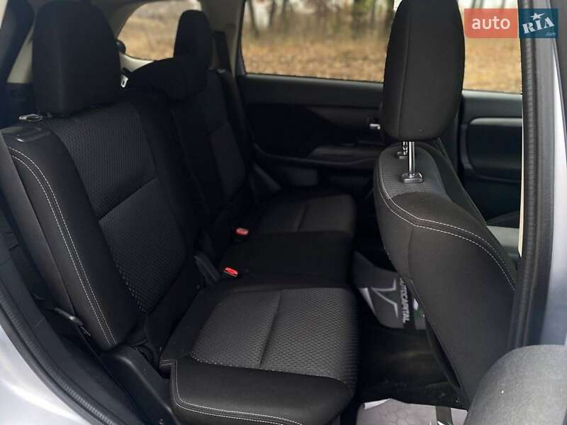 Позашляховик / Кросовер Mitsubishi Outlander 2015 в Києві