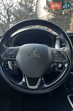 Внедорожник / Кроссовер Mitsubishi Outlander 2019 в 